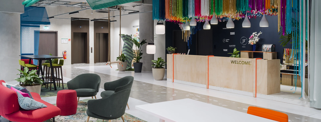 smartvillage Berlin – Welcome reception area with colorful décor