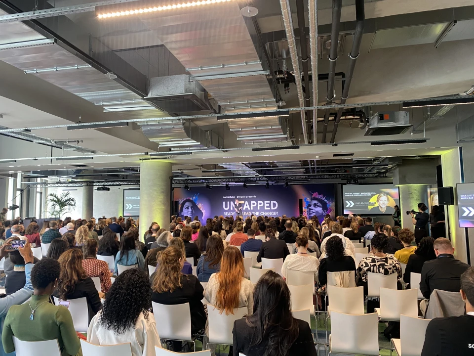 smartvillage Berlin – Large conference hall with presentation screen